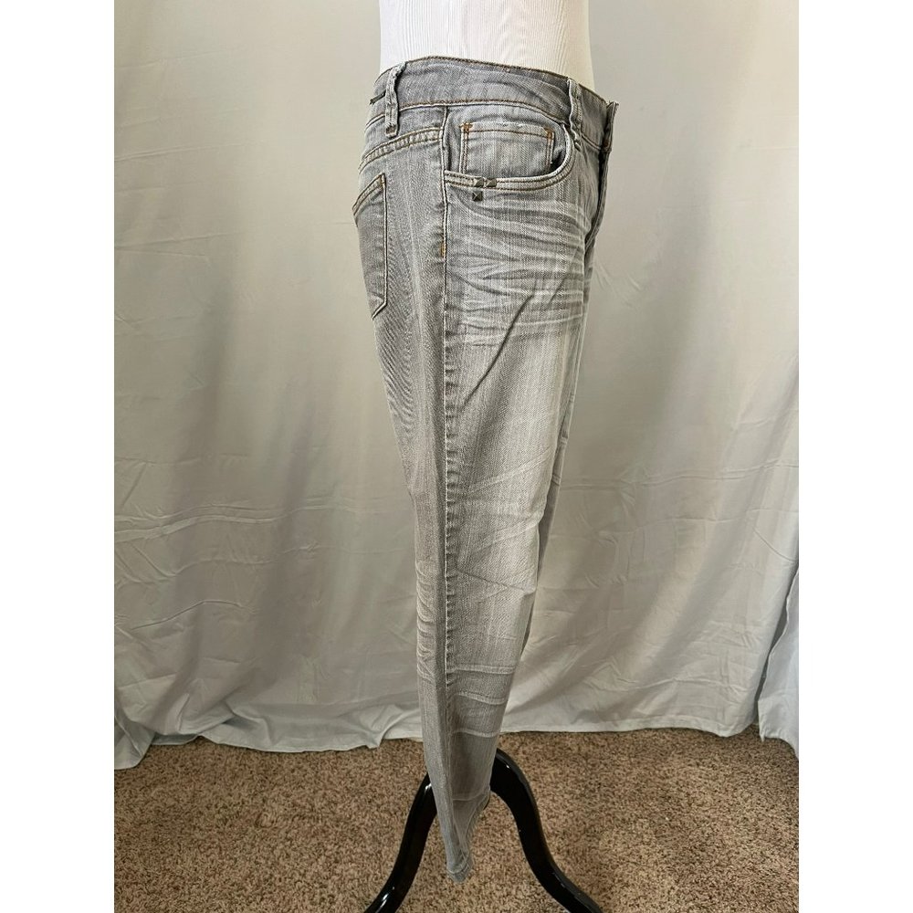 Dollhouse Light Gray Capri Jeans - 13 - Picture 4 of 12